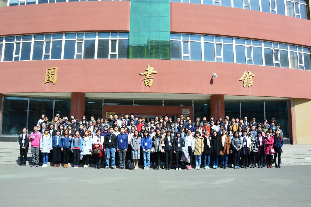 图为各高校参赛选手合影