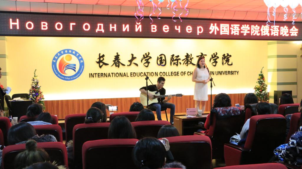 13.职工献唱歌曲《当你回来的时候》(摄影:钱海文)